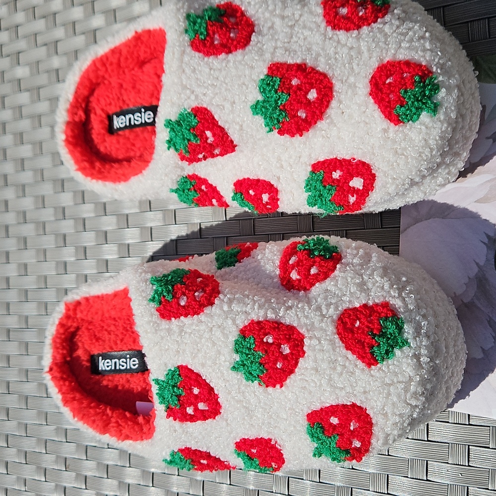 NEW WITH TAGS Kensie Size 6/7 Ivory Red Strawberries Fuzzy Memory Foam Slippers - Picture 10 of 17